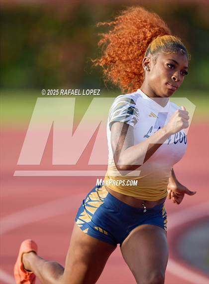 Thumbnail 3 in Panther Relays (200M) photogallery.