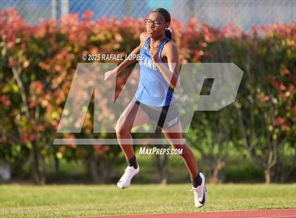 Thumbnail 2 in Panther Relays (200M) photogallery.