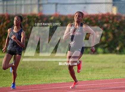 Thumbnail 1 in Panther Relays (200M) photogallery.