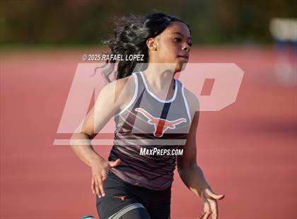 Thumbnail 1 in Panther Relays (200M) photogallery.