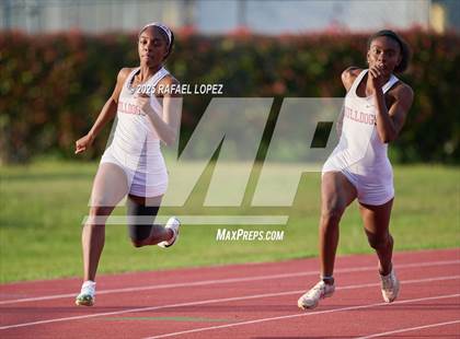 Thumbnail 2 in Panther Relays (200M) photogallery.