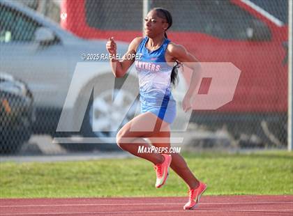 Thumbnail 2 in Panther Relays (200M) photogallery.