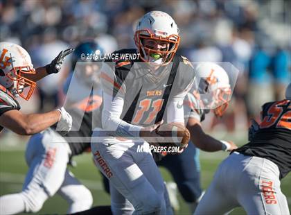 Thumbnail 2 in La Junta vs. Platte Valley (CHSAA 2A State Final) photogallery.