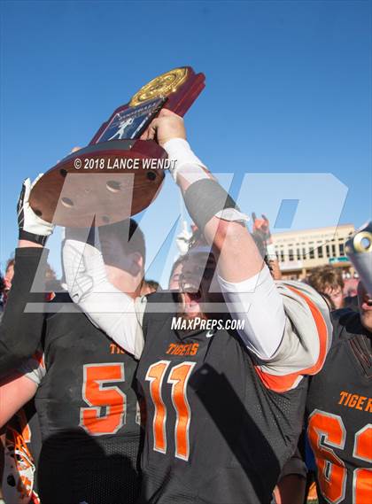 Thumbnail 2 in La Junta vs. Platte Valley (CHSAA 2A State Final) photogallery.
