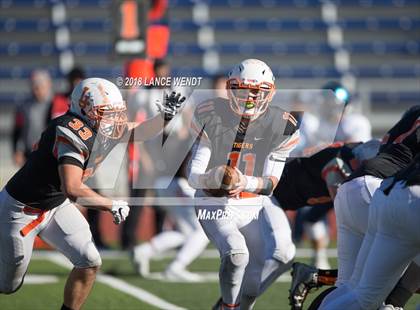 Thumbnail 3 in La Junta vs. Platte Valley (CHSAA 2A State Final) photogallery.