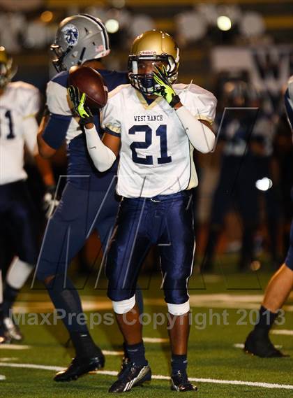 Thumbnail 3 in Saugus vs. West Ranch photogallery.