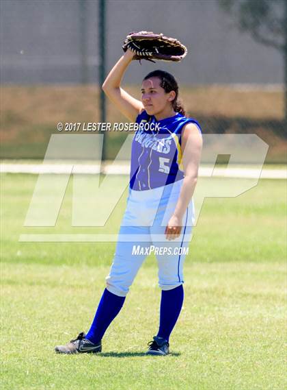 Thumbnail 2 in D'Hanis vs. Bruni (UIL 1A Regional Semifinal) photogallery.
