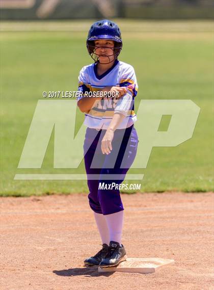Thumbnail 3 in D'Hanis vs. Bruni (UIL 1A Regional Semifinal) photogallery.