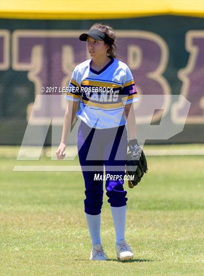 Thumbnail 3 in D'Hanis vs. Bruni (UIL 1A Regional Semifinal) photogallery.