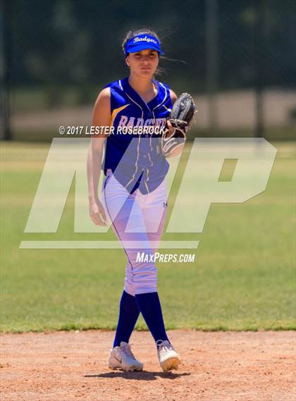 Thumbnail 3 in D'Hanis vs. Bruni (UIL 1A Regional Semifinal) photogallery.