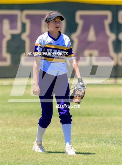 Thumbnail 2 in D'Hanis vs. Bruni (UIL 1A Regional Semifinal) photogallery.