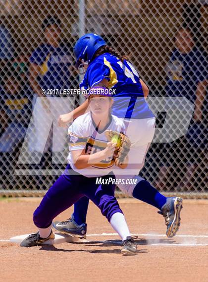 Thumbnail 3 in D'Hanis vs. Bruni (UIL 1A Regional Semifinal) photogallery.