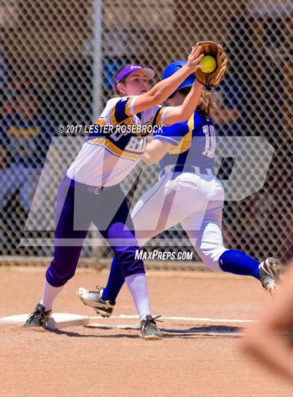 Thumbnail 2 in D'Hanis vs. Bruni (UIL 1A Regional Semifinal) photogallery.
