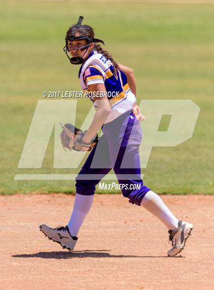 Thumbnail 1 in D'Hanis vs. Bruni (UIL 1A Regional Semifinal) photogallery.