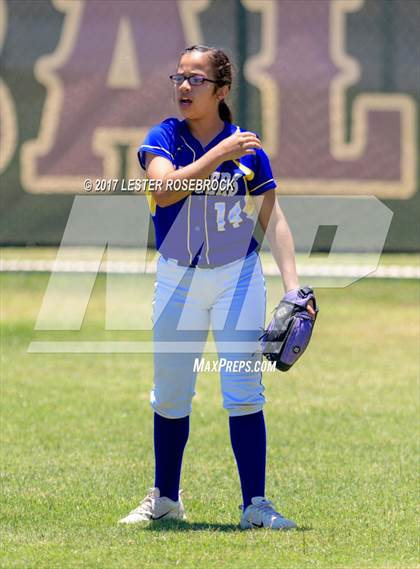 Thumbnail 3 in D'Hanis vs. Bruni (UIL 1A Regional Semifinal) photogallery.