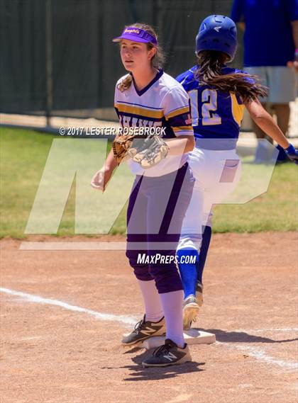 Thumbnail 2 in D'Hanis vs. Bruni (UIL 1A Regional Semifinal) photogallery.