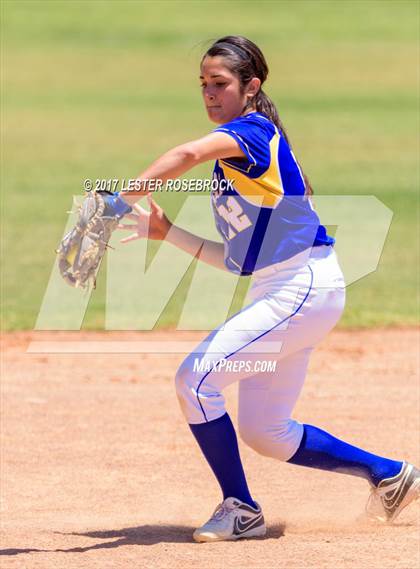 Thumbnail 2 in D'Hanis vs. Bruni (UIL 1A Regional Semifinal) photogallery.
