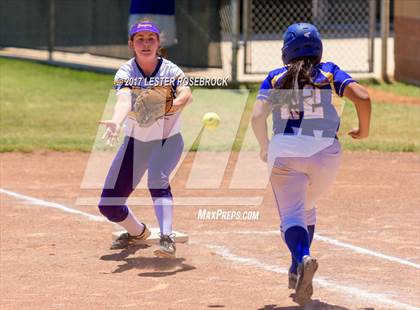 Thumbnail 1 in D'Hanis vs. Bruni (UIL 1A Regional Semifinal) photogallery.