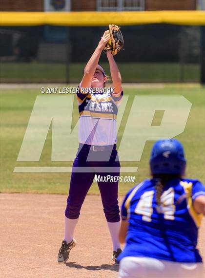 Thumbnail 2 in D'Hanis vs. Bruni (UIL 1A Regional Semifinal) photogallery.