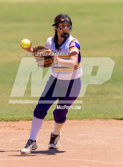 Thumbnail 2 in D'Hanis vs. Bruni (UIL 1A Regional Semifinal) photogallery.