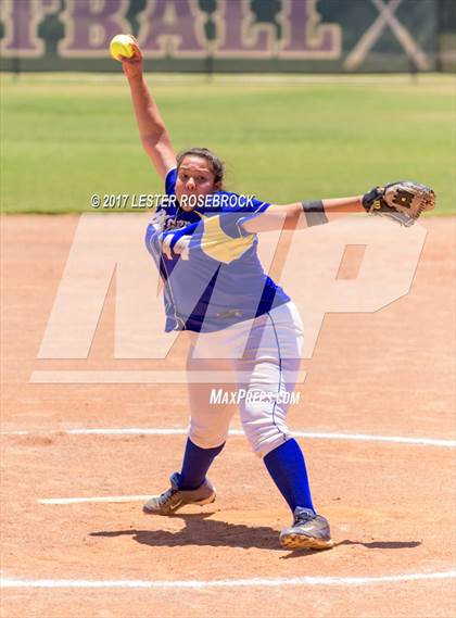 Thumbnail 2 in D'Hanis vs. Bruni (UIL 1A Regional Semifinal) photogallery.