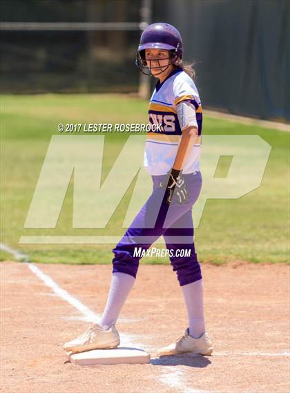 Thumbnail 3 in D'Hanis vs. Bruni (UIL 1A Regional Semifinal) photogallery.
