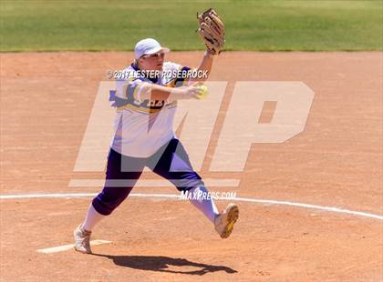 Thumbnail 2 in D'Hanis vs. Bruni (UIL 1A Regional Semifinal) photogallery.