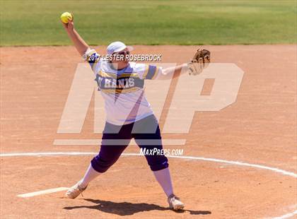 Thumbnail 1 in D'Hanis vs. Bruni (UIL 1A Regional Semifinal) photogallery.