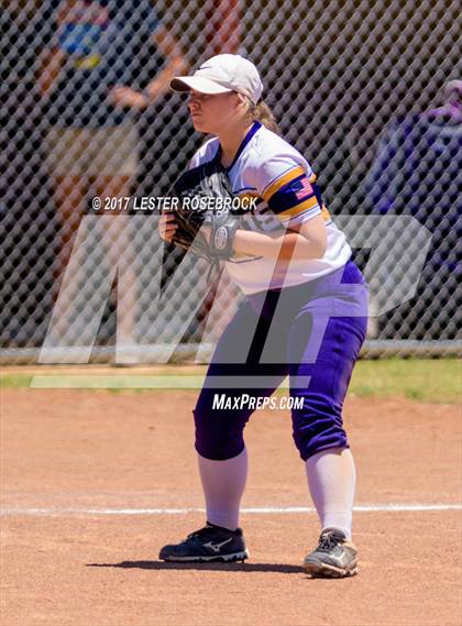 Thumbnail 3 in D'Hanis vs. Bruni (UIL 1A Regional Semifinal) photogallery.