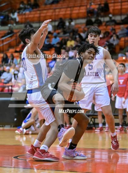Thumbnail 2 in Americas vs. Martin (6A UIL Regional Semifinal) photogallery.