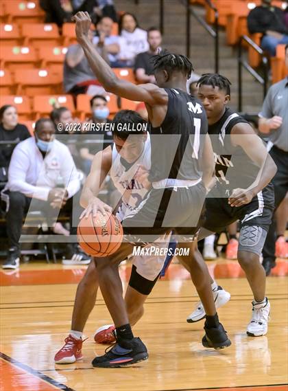 Thumbnail 2 in Americas vs. Martin (6A UIL Regional Semifinal) photogallery.