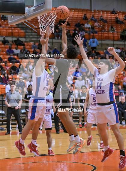 Thumbnail 3 in Americas vs. Martin (6A UIL Regional Semifinal) photogallery.
