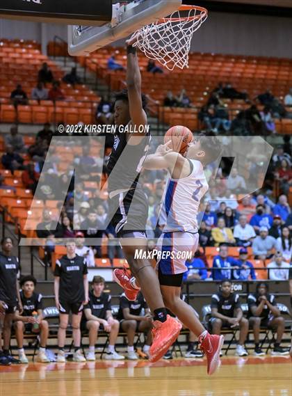 Thumbnail 3 in Americas vs. Martin (6A UIL Regional Semifinal) photogallery.