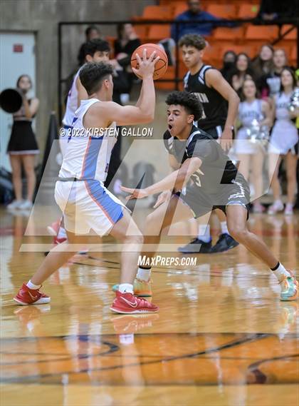 Thumbnail 2 in Americas vs. Martin (6A UIL Regional Semifinal) photogallery.
