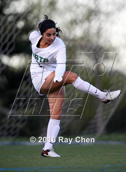 Thumbnail 1 in Mountain Vista vs. Arapahoe (CHSAA Quarterfinal) photogallery.