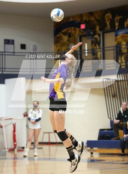 Thumbnail 2 in Mott vs. Avondale (MHSAA District Semifinal) photogallery.
