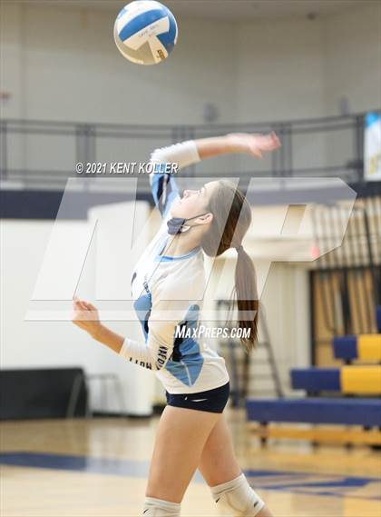 Thumbnail 3 in Mott vs. Avondale (MHSAA District Semifinal) photogallery.