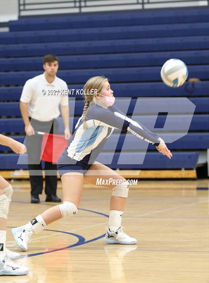 Thumbnail 2 in Mott vs. Avondale (MHSAA District Semifinal) photogallery.