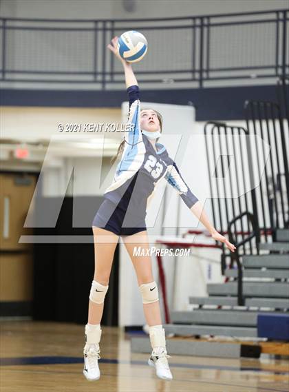 Thumbnail 3 in Mott vs. Avondale (MHSAA District Semifinal) photogallery.
