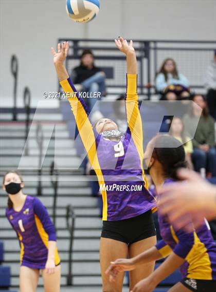 Thumbnail 1 in Mott vs. Avondale (MHSAA District Semifinal) photogallery.