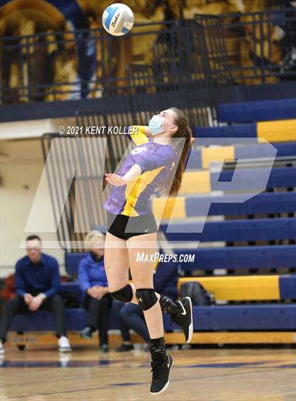Thumbnail 1 in Mott vs. Avondale (MHSAA District Semifinal) photogallery.