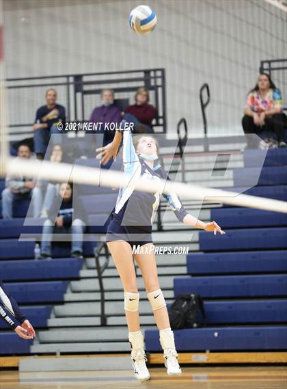 Thumbnail 1 in Mott vs. Avondale (MHSAA District Semifinal) photogallery.
