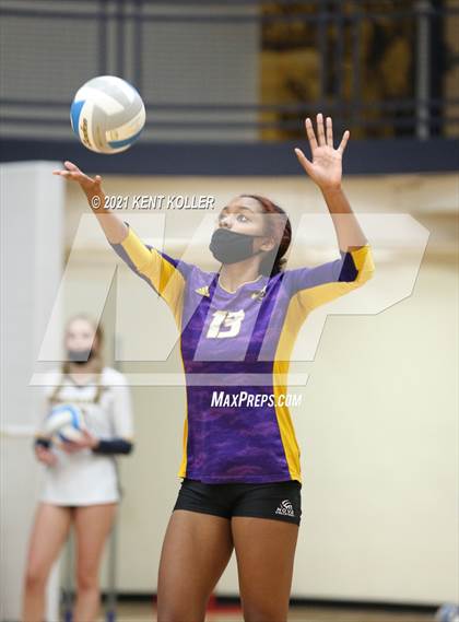 Thumbnail 1 in Mott vs. Avondale (MHSAA District Semifinal) photogallery.