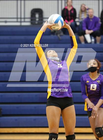 Thumbnail 1 in Mott vs. Avondale (MHSAA District Semifinal) photogallery.