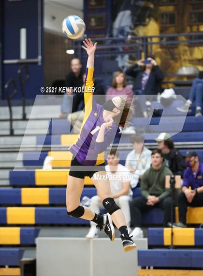 Thumbnail 2 in Mott vs. Avondale (MHSAA District Semifinal) photogallery.