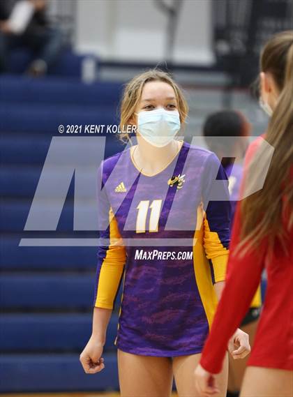 Thumbnail 2 in Mott vs. Avondale (MHSAA District Semifinal) photogallery.