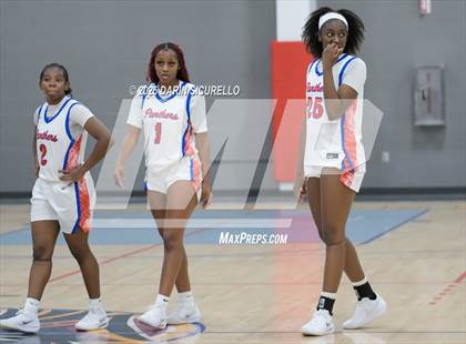 Thumbnail 2 in Mater Dei vs. Bartlett  (Nike Tournament of Champions) photogallery.