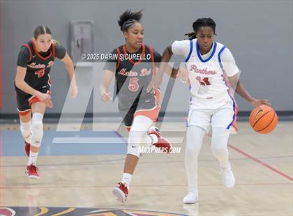 Thumbnail 3 in Mater Dei vs. Bartlett  (Nike Tournament of Champions) photogallery.