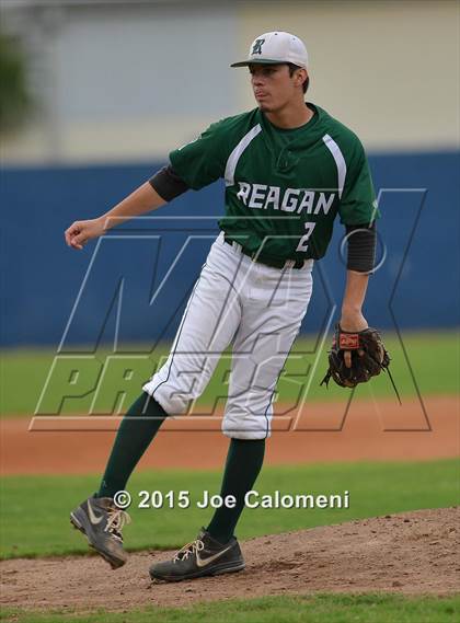 Thumbnail 2 in Reagan [Ronald] vs. Smithson Valley (UIL 6A Area Playoff) photogallery.