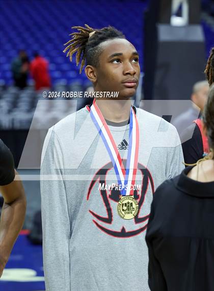 Thumbnail 1 in Ponder vs. Hitchcock (UIL 3A Basketball Final Medal Ceremony) photogallery.